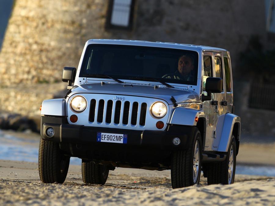  Jeep Wrangler Sahara Unlimited 2011 года  (EU) (фото 13 из 30)